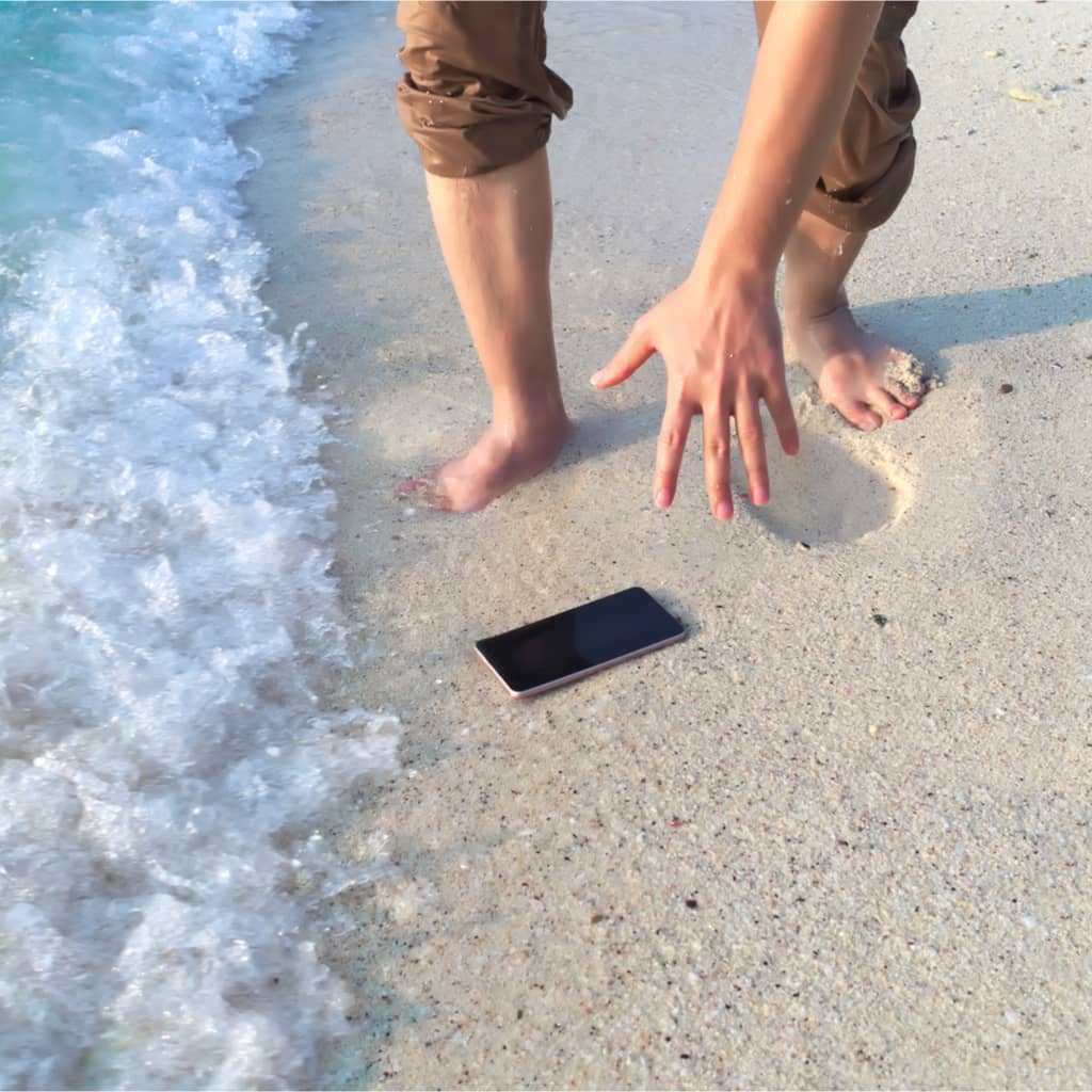 Un téléphone tombe par accident dans la mer et risque l'oxydation.